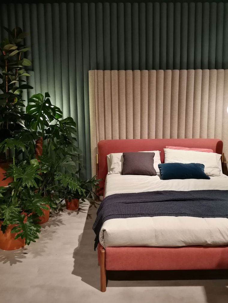 chambre à coucher avec des plantes vertes 