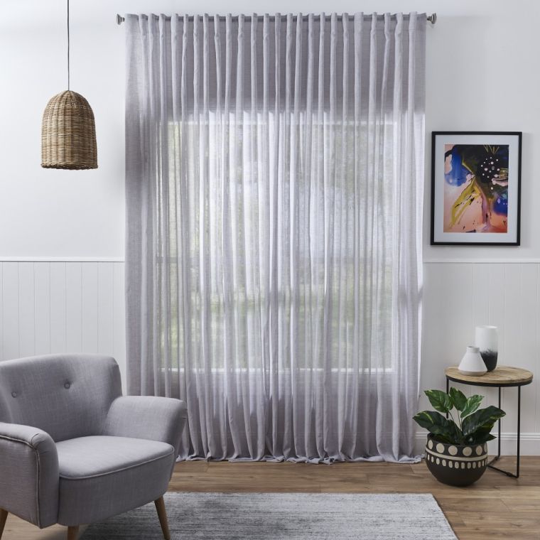salon moderne avec rideaux 