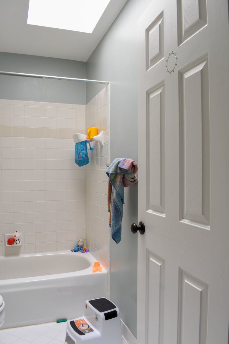 salle de bain blanche pour enfant 