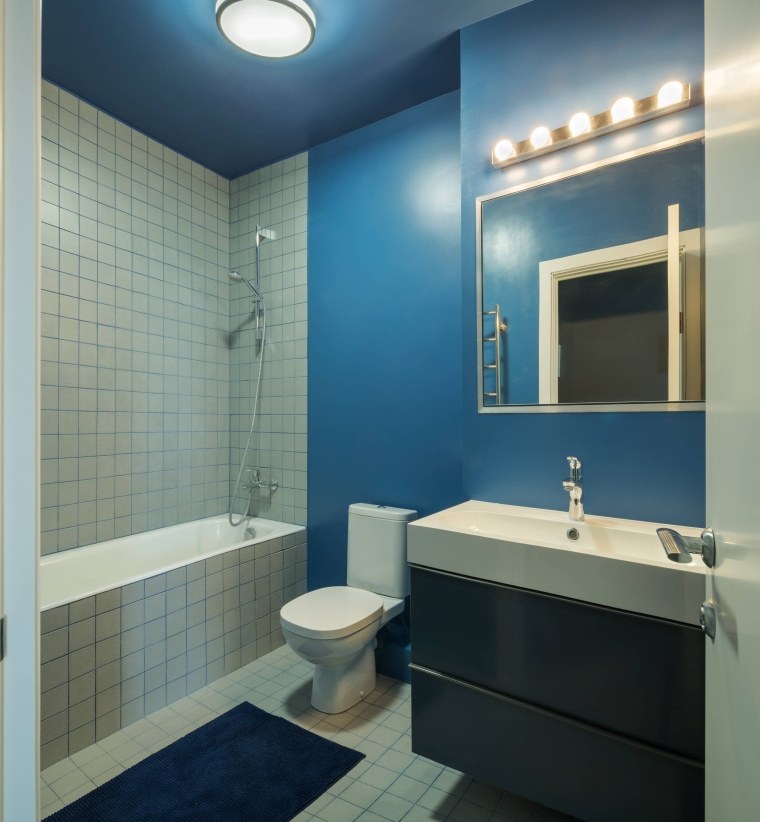salle de bain design en bleu