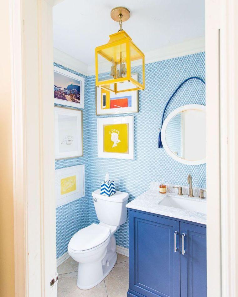salle de bain en jaune et bleu 