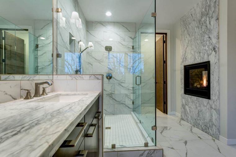 salle de bain luxueuse en pierre