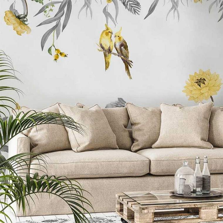 canapé beige dans un salon moderne et peinture de fleurs