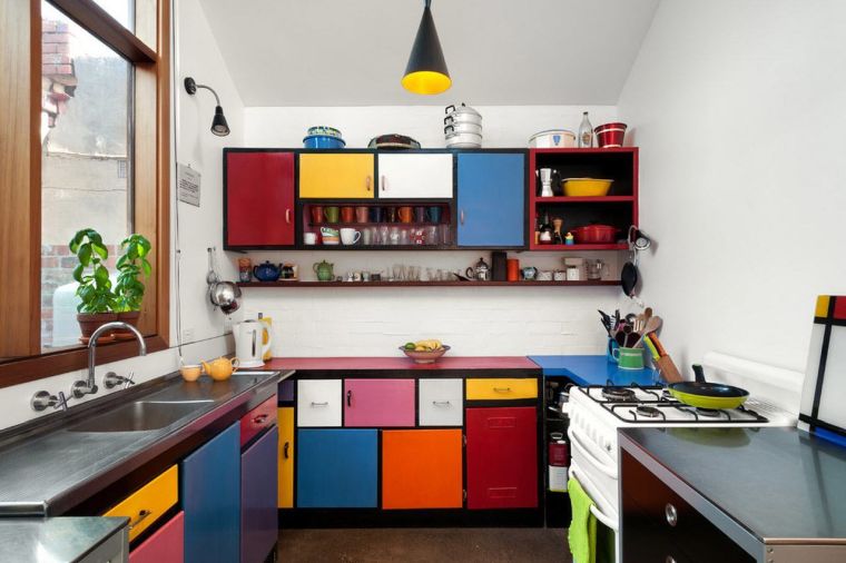 cuisine avec meubles en couleurs 