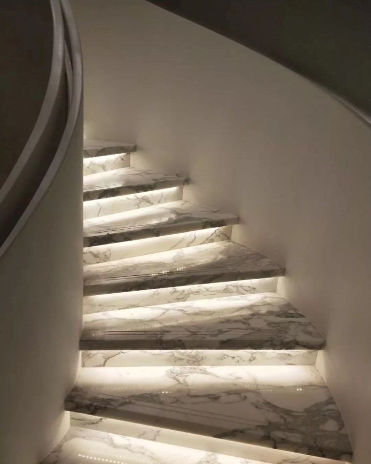 escalier avec design illuminé 