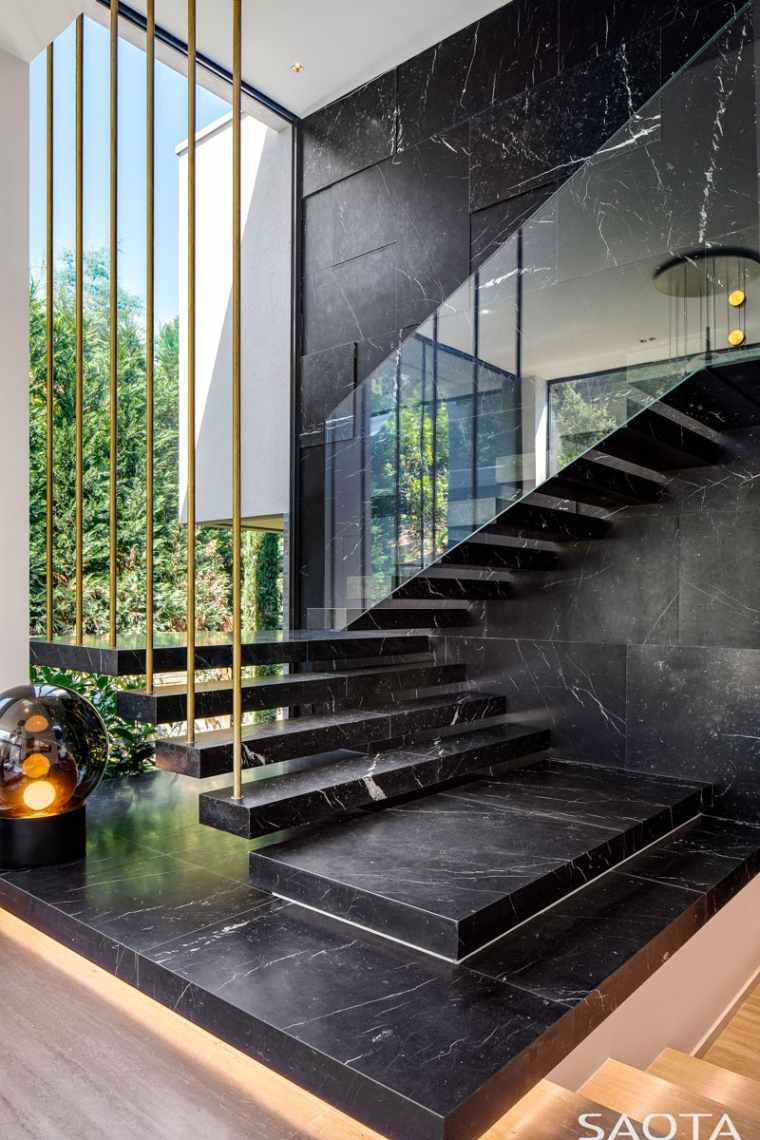 escalier noir en marbre 