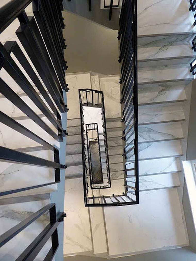 escalier blanc avec balustrade noire 