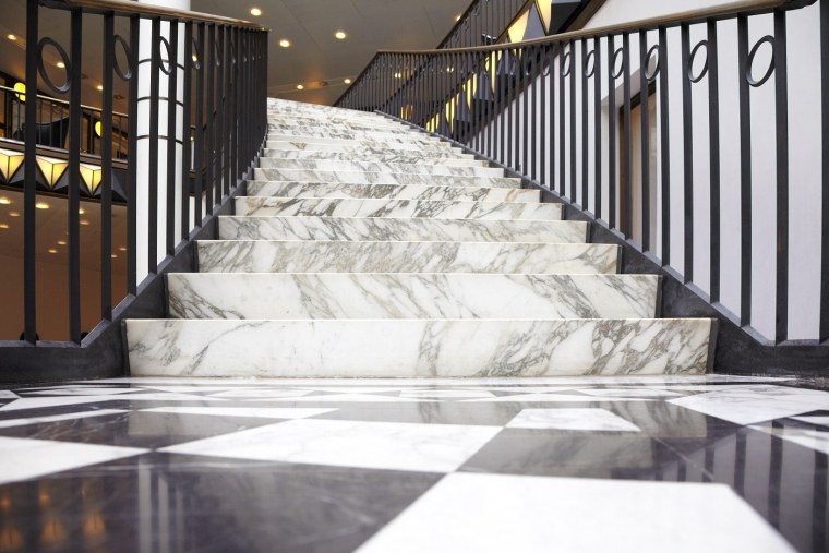 escalier blanc en marbre 