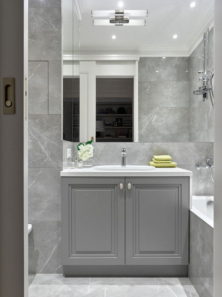 salle de bain avec sol gris en béton ciré