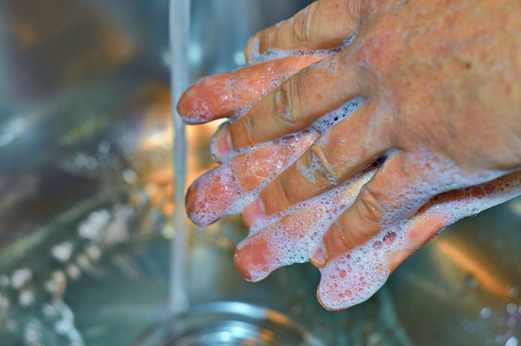 se laver régulièrement les mains