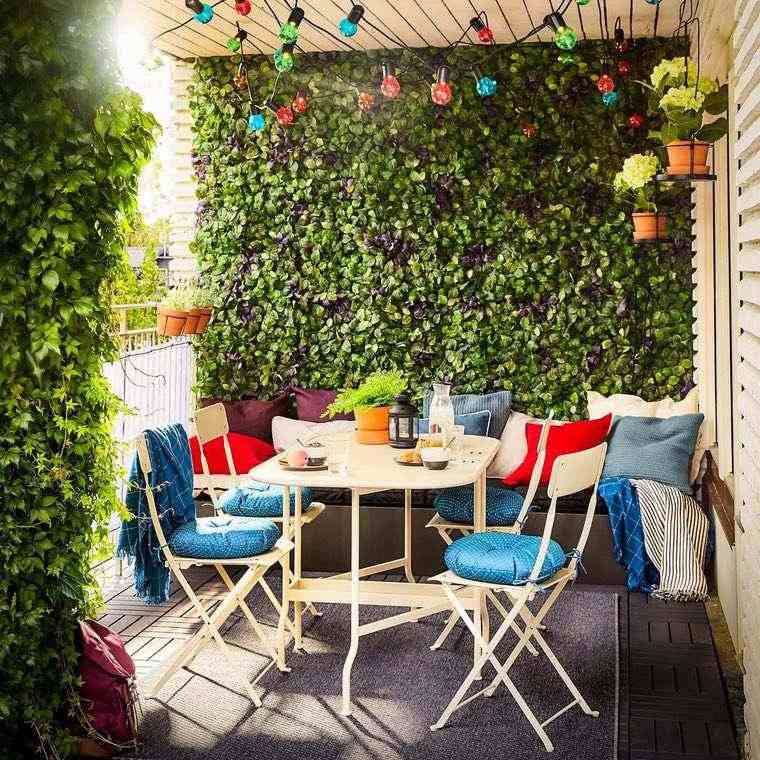 idée d'aménagement d'un petit espace extérieur avec mur végétal