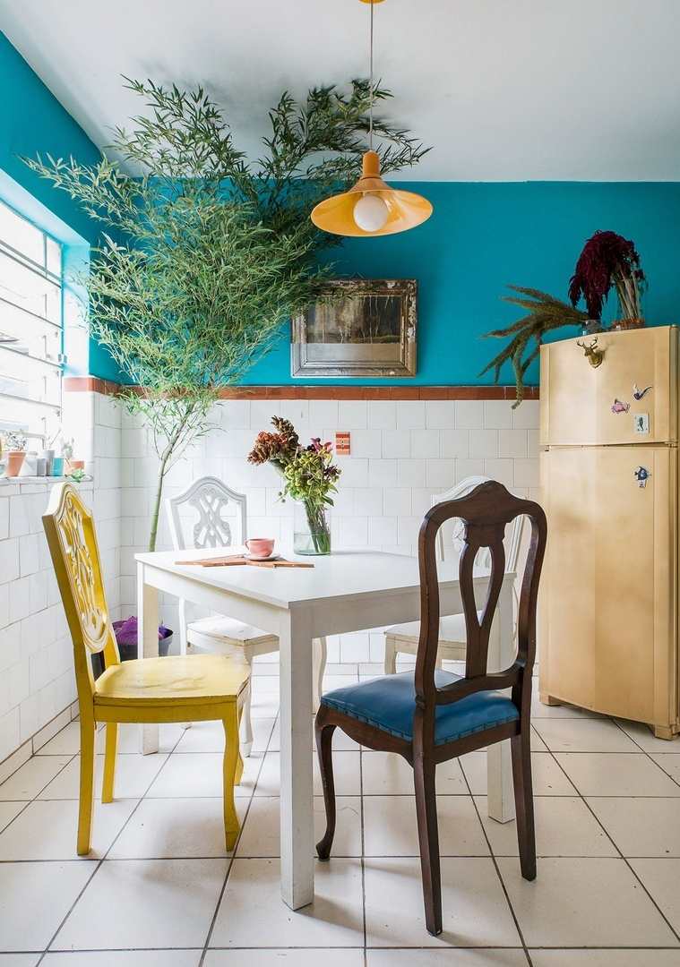 salle à manger avec mur en bleu et blanc