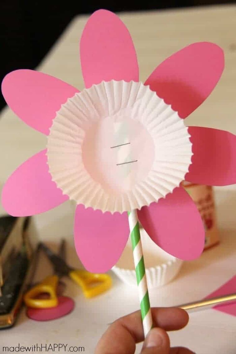bricolage de fête des mères facile avec fleur en papier 