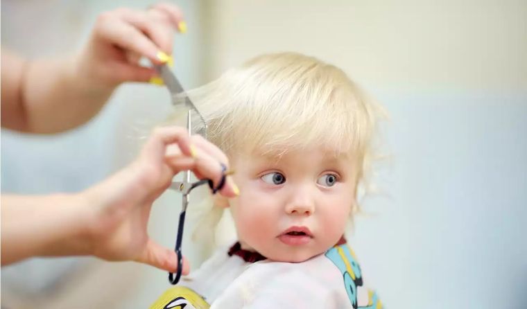 couper les cheveux de son enfant à la maison seul 