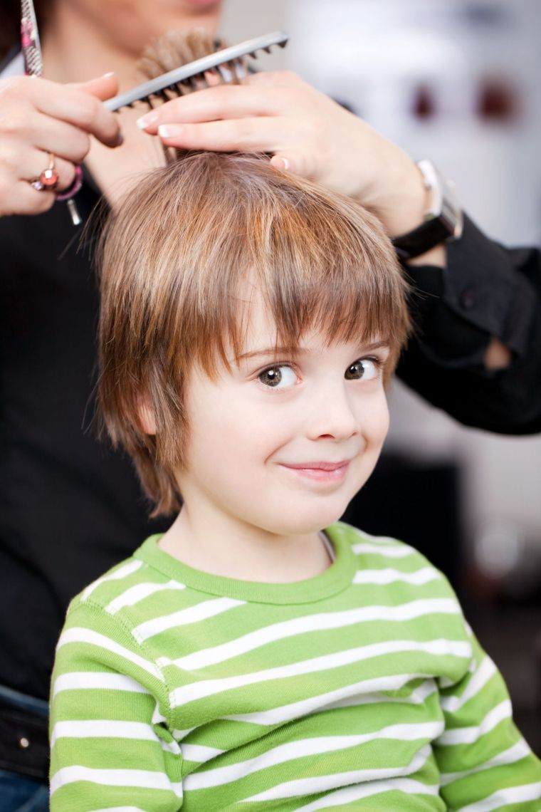 couper les cheveux de l'enfant à la maison