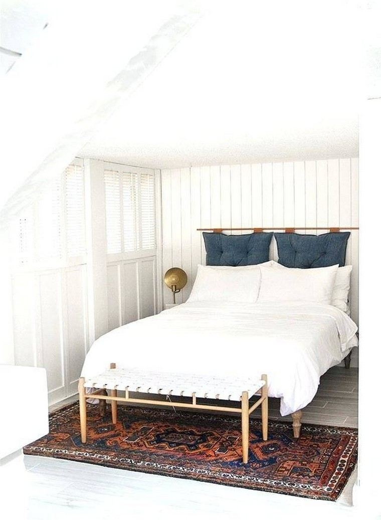 chambre à coucher moderne avec tête de lit suspendue
