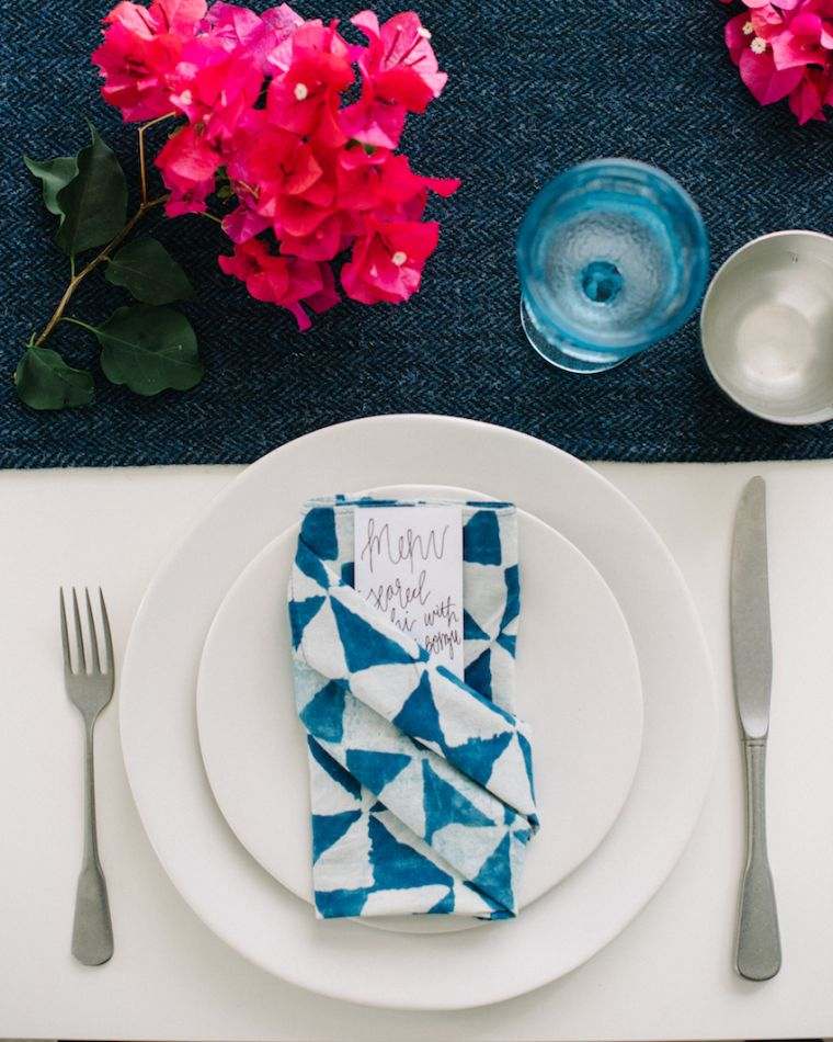 déco de table avec serviette en bleu et blanc 