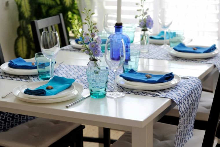 déco de table en bleu et blanc 