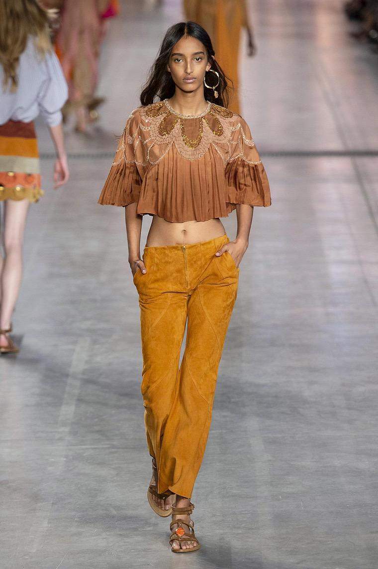 mode femme 2020 tenue : top court et pantalon longue par Ferretti