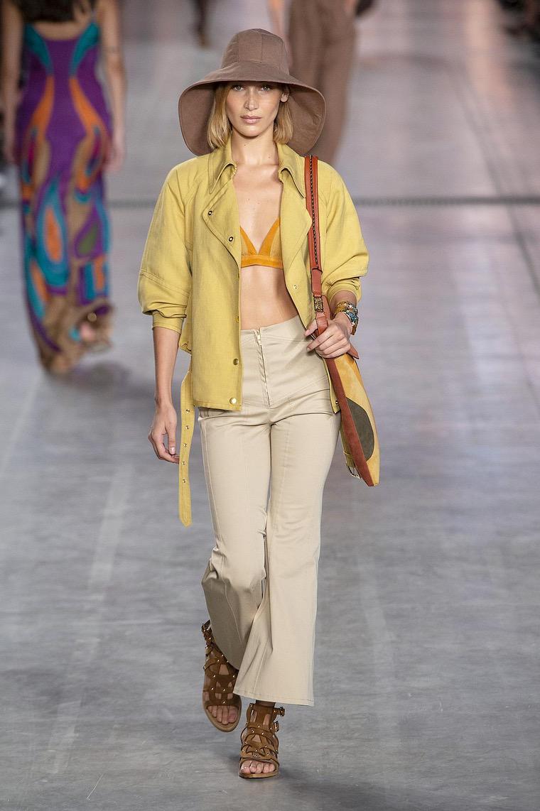 mode femme 2020 tenue : top court et pantalon longue par Ferretti