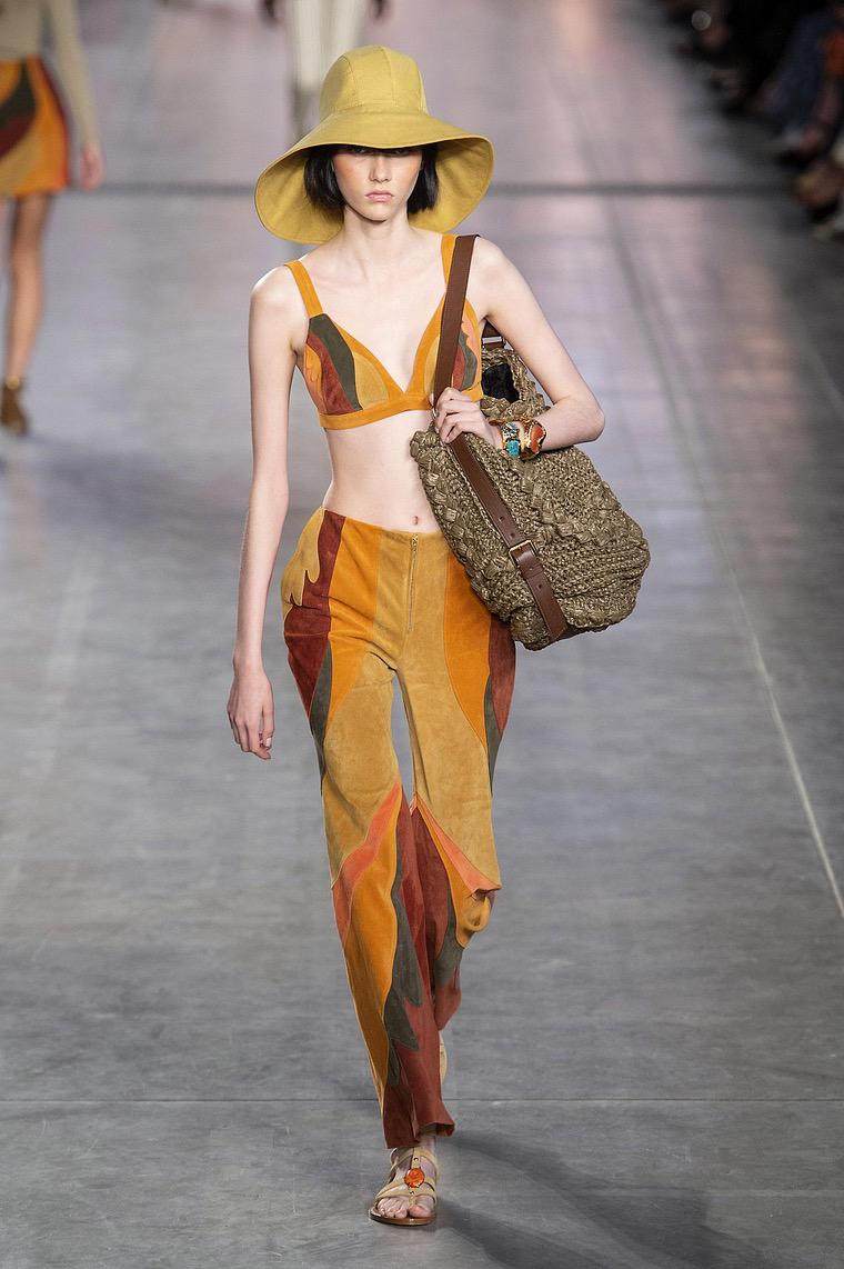 mode femme 2020 tenue : top court et jupe longue par Ferretti