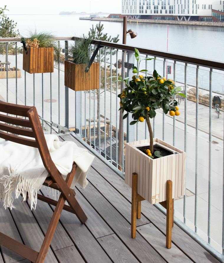 petit balcon avec plante