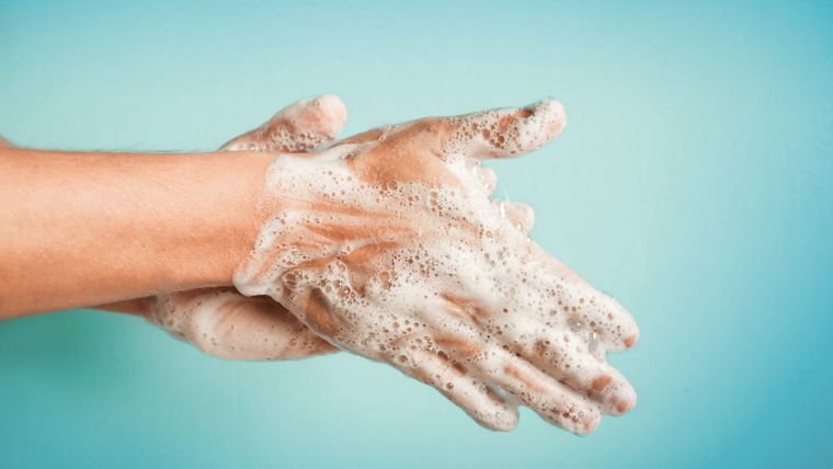se laver les mains contre le virus 