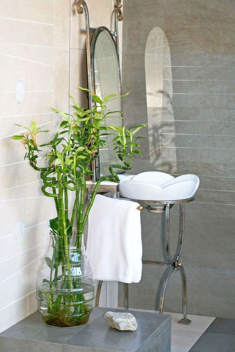 décoration de salle de bain avec fleurs 
