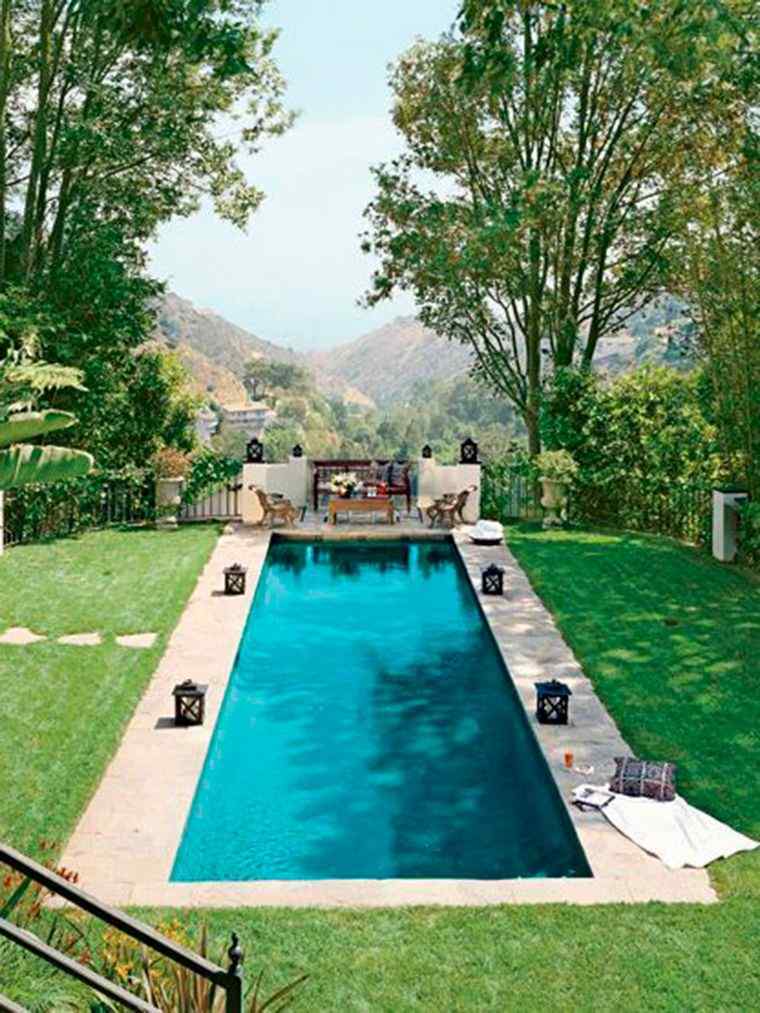 jardin avec piscine entre montagnes