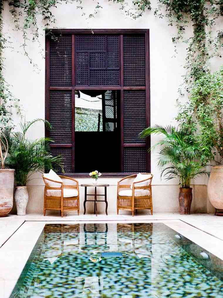 jardin avec piscine fond mozaïque