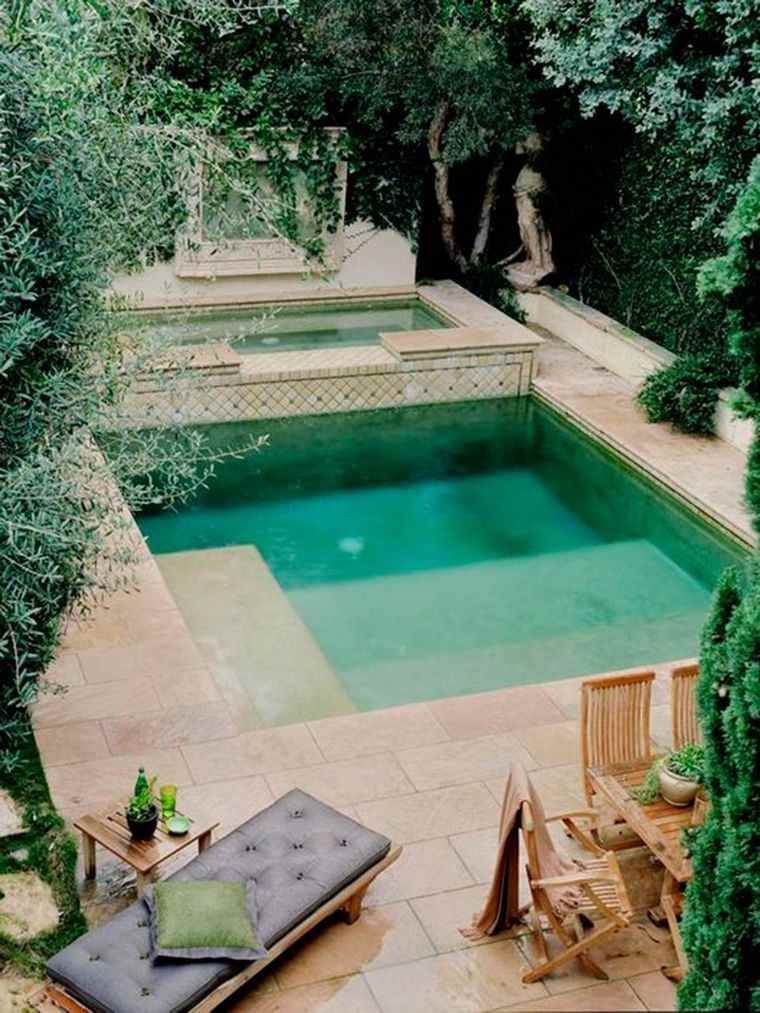 jardin bucolique avec piscine