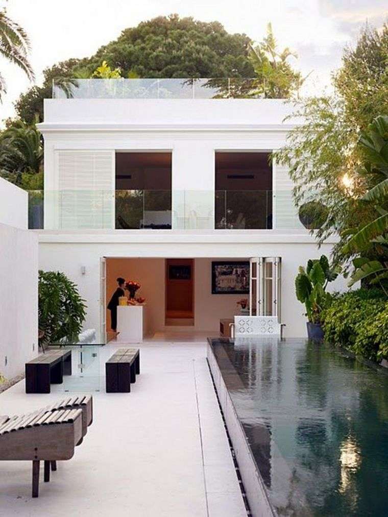 maison avec piscine arbres