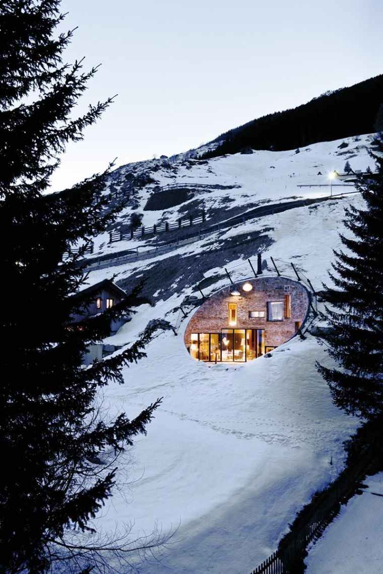 maison souterraine en Suisse à Vals 