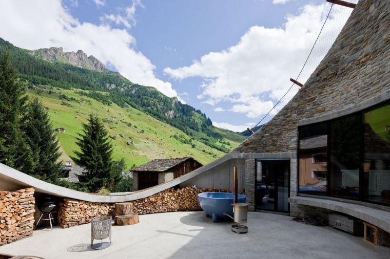 maison en Suisse en pierre avec terrace 