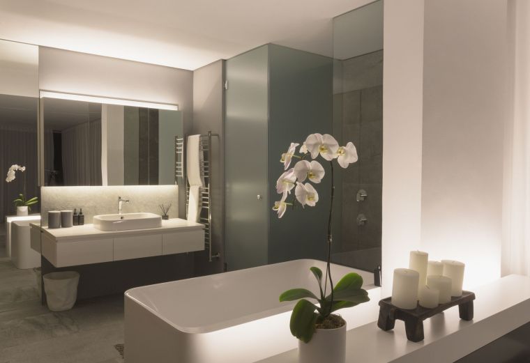 salle de bain décorée avec une orchidée 
