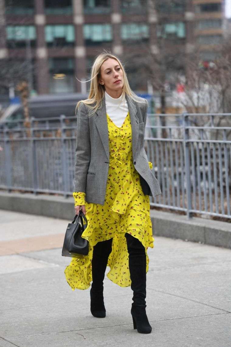 robe jaune aux motifs floraux 