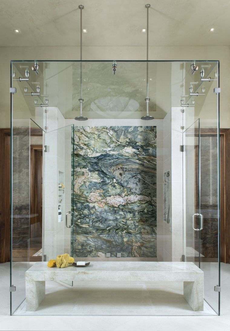 salle de bain avec douche vitrée 