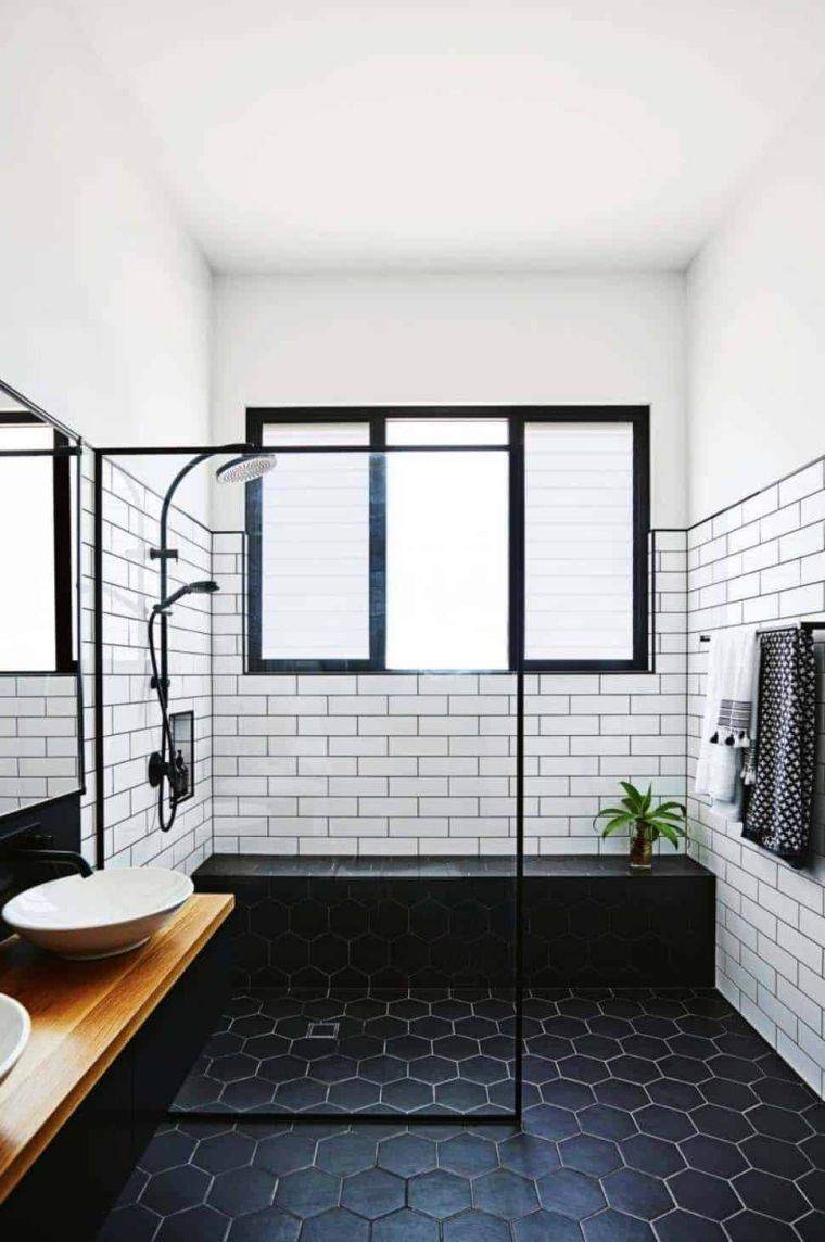 salle de bain en noir et blanc 