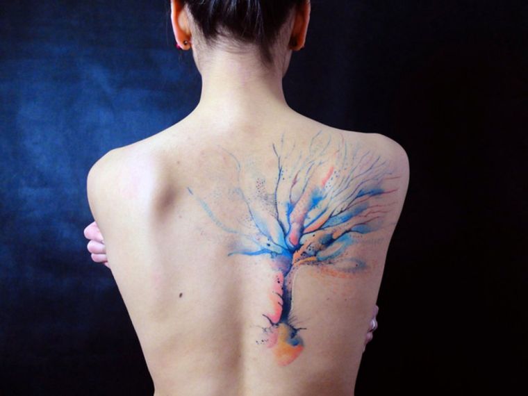 arbre tatoué au dos 