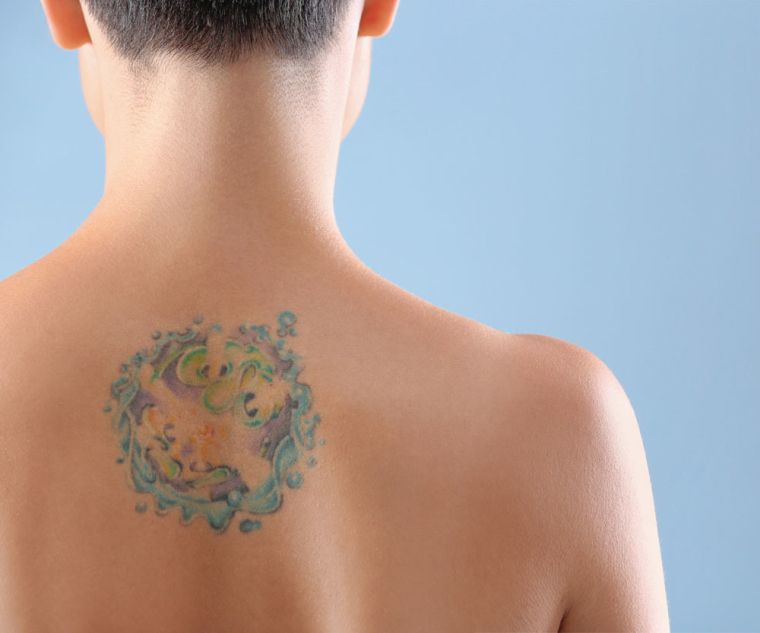 tatouage coloré au dos 
