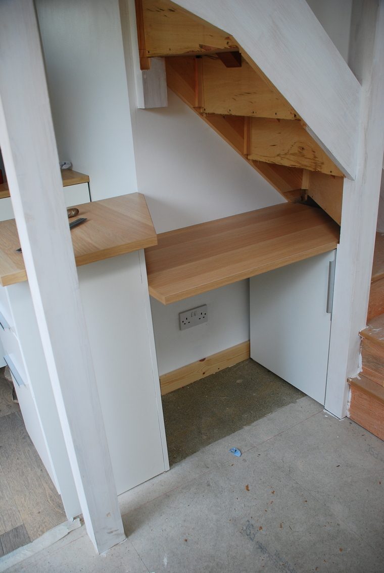 très petit bureau sous escalier