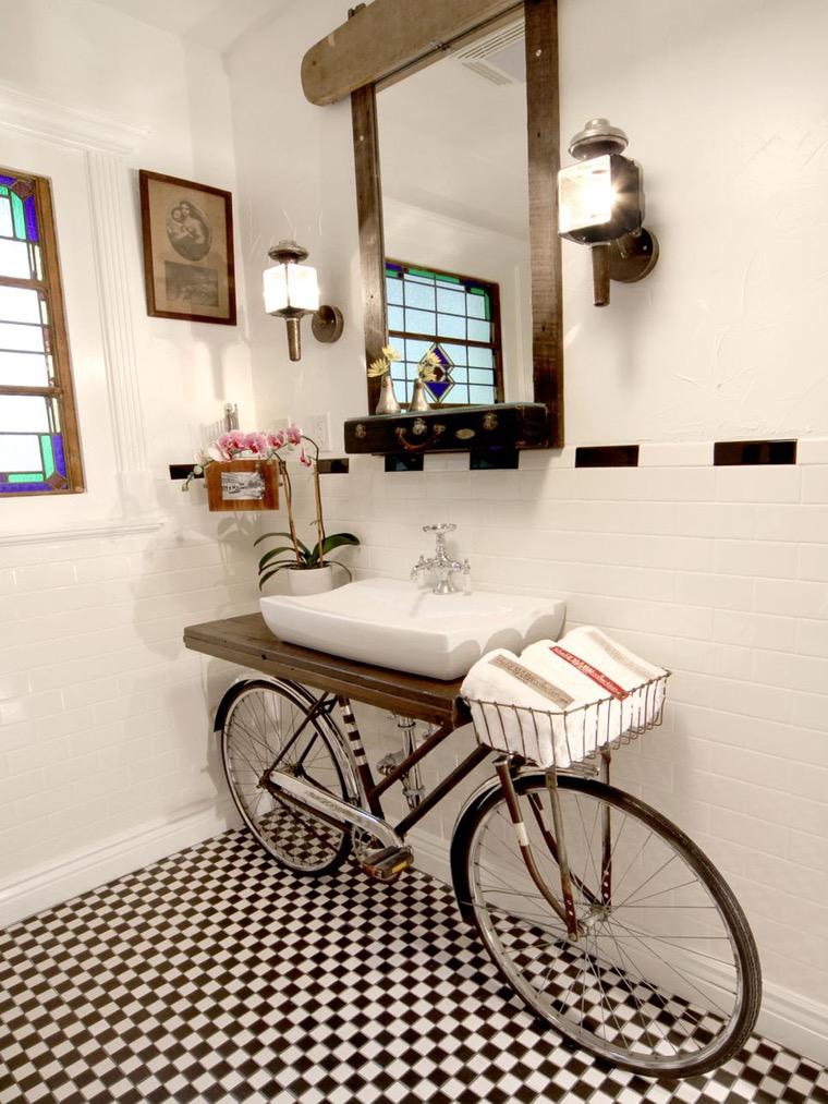 vélo transformé en vanité pour salle de bain