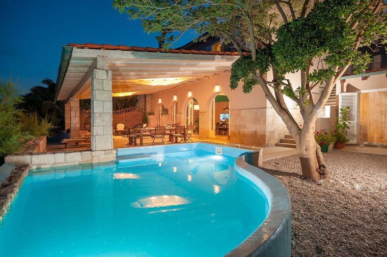 villa médierranéenne avec piscine