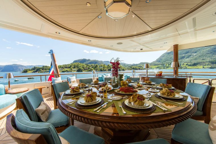 yacht coin repas luxe