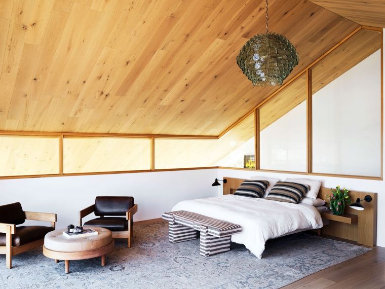décoration minimaliste chambre avec plafond en bois  