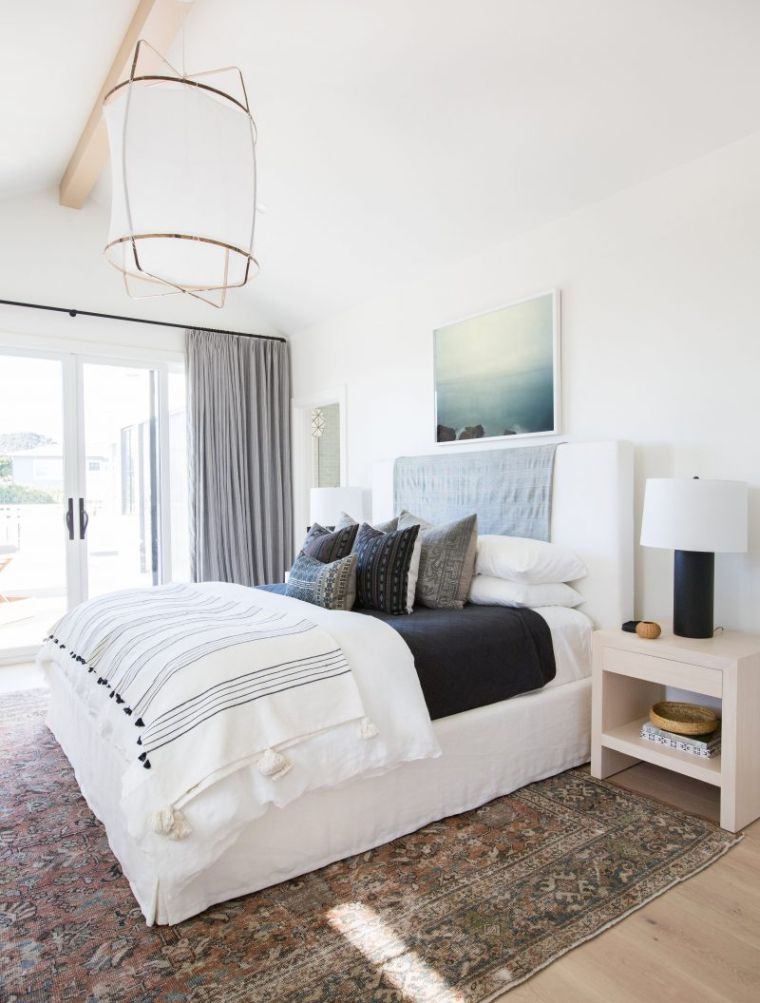 décoration minimaliste chambre avec tapis 