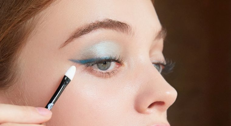 maquillage élégant en bleu clair 