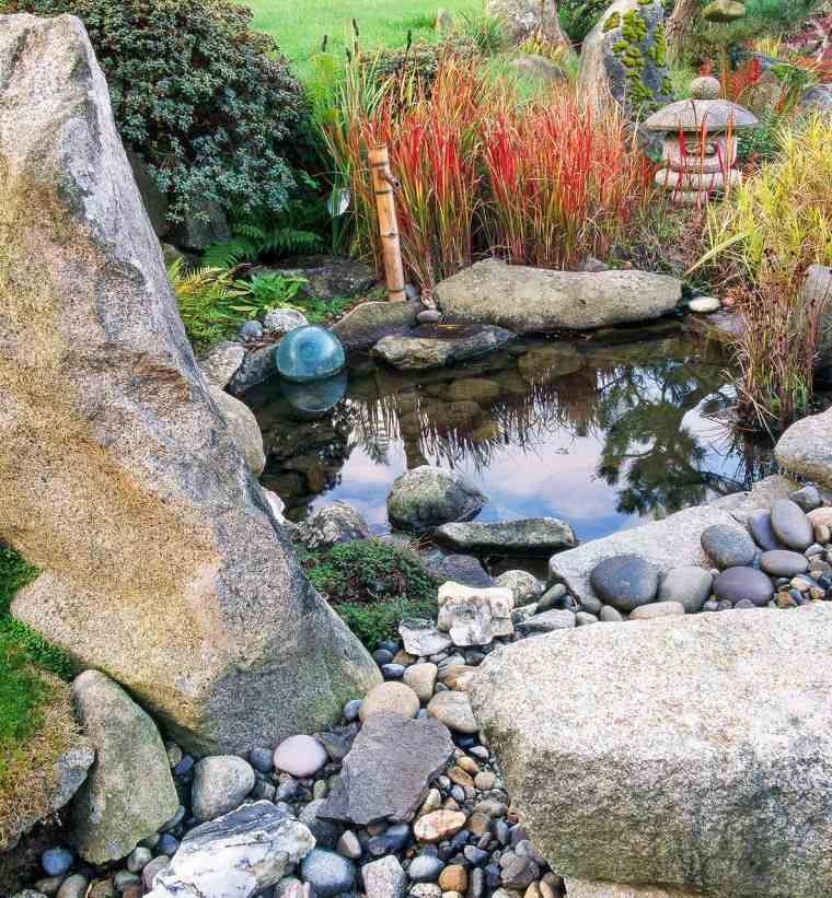 jardin japonais avec étang d'eau 