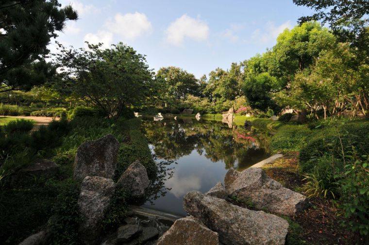 jardin japonais avec lac et pierres 