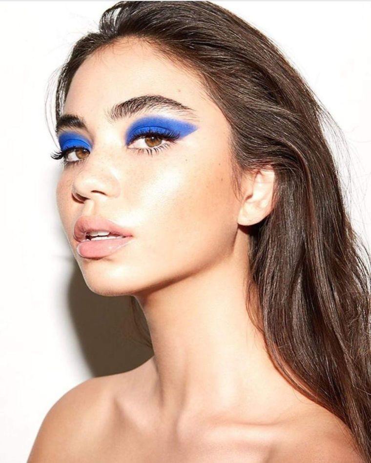 maquillage en couleur bleue 
